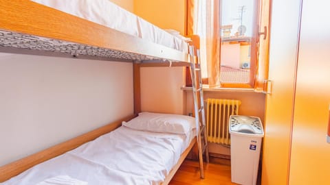 Photo of the whole room, Bedroom, bunk bed, internet