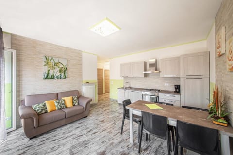 Kitchen or kitchenette, Living room, Seating area, Dining area