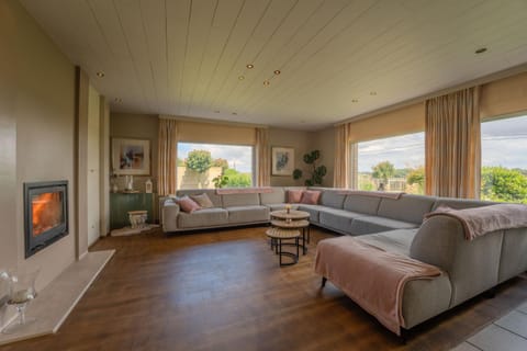 TV and multimedia, Seating area, fireplace