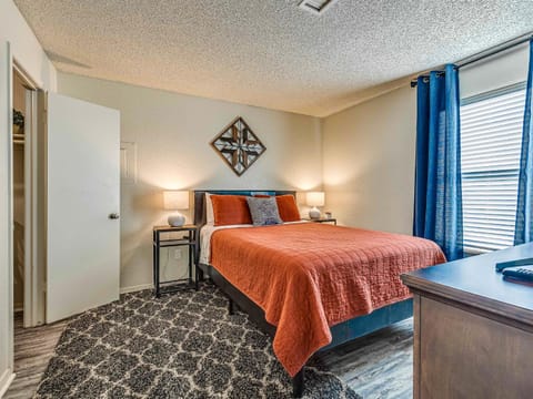 OU Boomer, Pool & Gym, BBQ, Roku TVs, 100mb Internet, Washer & Dryer, just one mile to OU! Copropriété in Norman