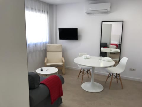 TV and multimedia, Living room, Seating area, Dining area, air conditioner