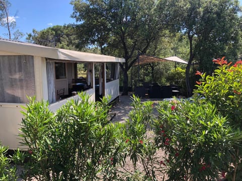 Mobile-home aux Cigales Le Muy 4-6 Personnes,Exterieur XXL pergola ,veranda salon jardin Campground/
RV Resort in Vidauban