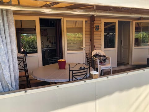 Mobile-home aux Cigales Le Muy 4-6 Personnes,Exterieur XXL pergola ,veranda salon jardin Campground/
RV Resort in Vidauban