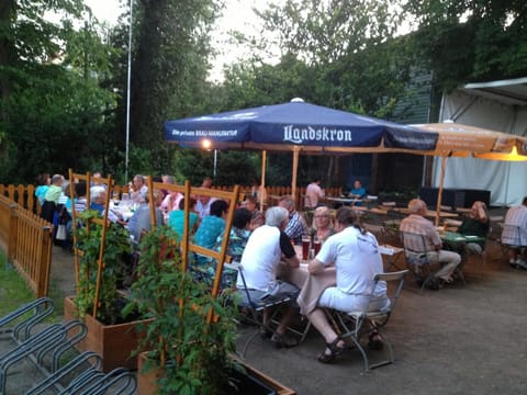 Restaurant/places to eat, Balcony/Terrace