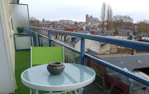 T3 bord centre ville - 4ème étage - Fêtes interdites Condo in Bourges