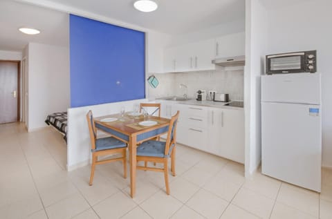 Kitchen or kitchenette, Photo of the whole room, Dining area