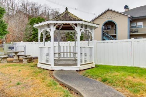 Parkway Condo about Walk to Island in Pigeon Forge! Apartment in Pigeon Forge