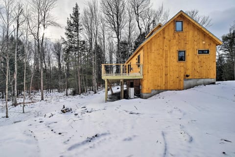 Newly Built Cabin with Hot Tub - 16 Mi to Stowe Mtn! Haus in Morristown