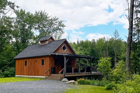 Newly Built Cabin with Hot Tub - 16 Mi to Stowe Mtn! Casa in Morristown