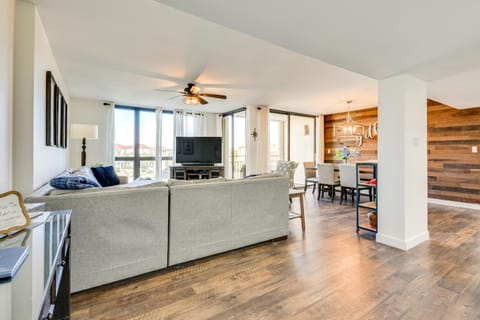 Airy Destin Condo with Pool - Walk to Private Beach! Apartment in Destin