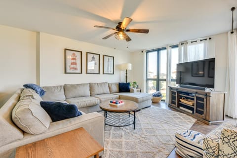 Airy Destin Condo with Pool - Walk to Private Beach! Apartment in Destin