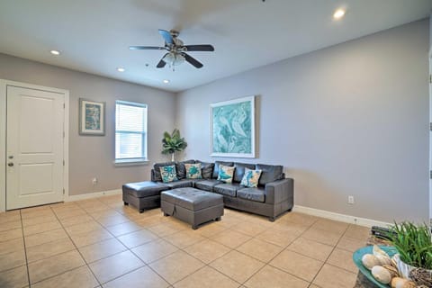 Updated Fiesta Isles Condo with Bay Views and Pool! Copropriété in South Padre Island
