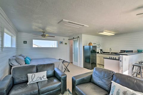 Open-Concept Cottage Less Than 1 Mi to Beach! Condominio in Surfside Beach