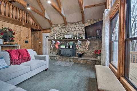 Gouldsboro Cabin with Fire Pit and Community Perks! Haus in Coolbaugh Township
