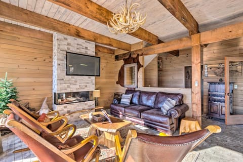 Luxe Blue Ridge Mountain Retreat with Sauna and Creek! Casa in Maggie Valley