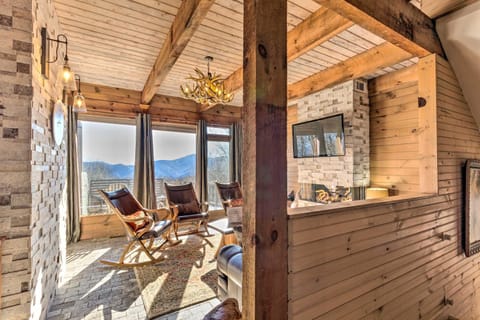 Luxe Blue Ridge Mountain Retreat with Sauna and Creek! Maison in Maggie Valley