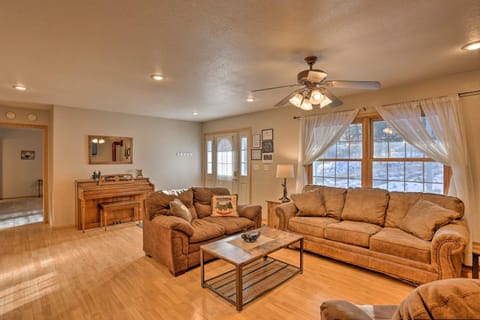 Spacious Retreat with Hot Tub 15 Mi to Mt Rushmore! Casa in West Pennington