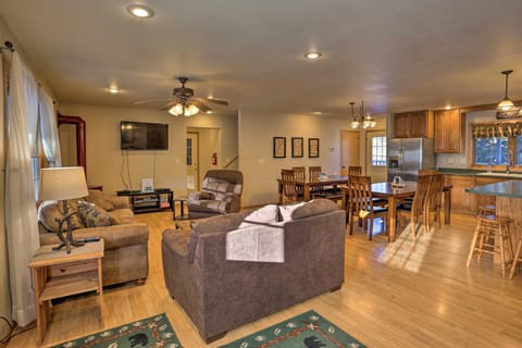 Spacious Retreat with Hot Tub 15 Mi to Mt Rushmore! Casa in West Pennington