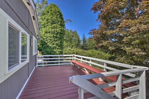 Cute Cottage with Deck Walk 115 Ft to Brewery and Cafe Maison in Poulsbo