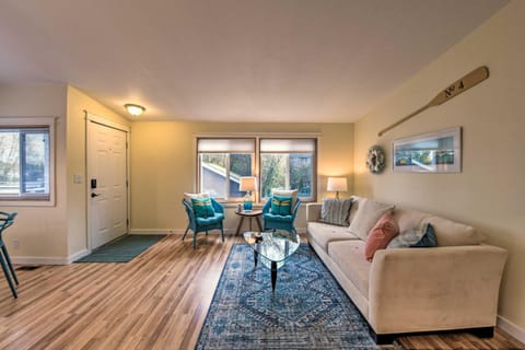 Cute Cottage with Deck Walk 115 Ft to Brewery and Cafe House in Poulsbo