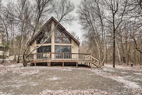 Quiet Poconos Getaway 23 Mi to Camelback Mountain Haus in Tunkhannock Township