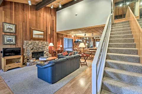 Tahoe Townhome Dreamin about 3 Miles to Lake and Skiing! House in Incline Village
