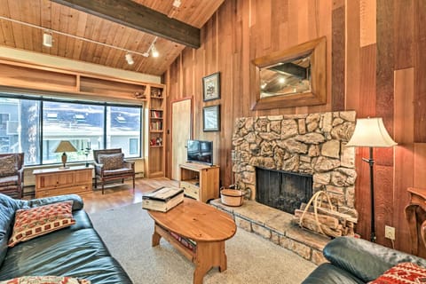 Tahoe Townhome Dreamin about 3 Miles to Lake and Skiing! House in Incline Village