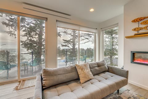 Depoe Bay Townhome with Deck and Stunning Ocean Views! Haus in Depoe Bay