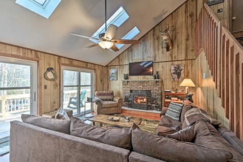 Bear Den Rustic Pocono Lake Home with Game Room! Haus in Coolbaugh Township
