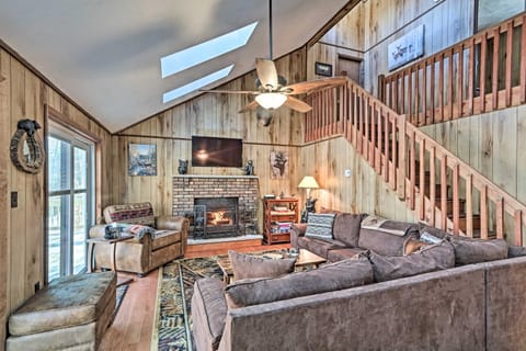 Bear Den Rustic Pocono Lake Home with Game Room! Casa in Coolbaugh Township