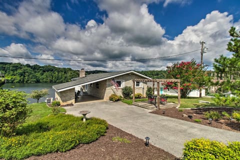 Lakefront Hiwassee Home with Private Dock and Deck! House in Claytor Lake