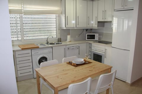 Kitchen or kitchenette, Dining area