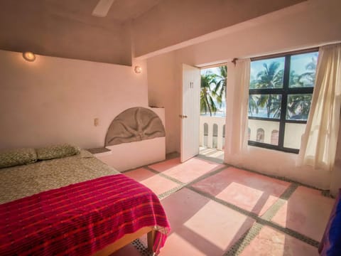 La Coral Beach House Hostel in Puerto Escondido