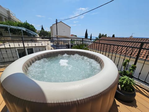 Paradiso Apartment with Private Jacuzzi and Terrace Condo in Okrug Gornji