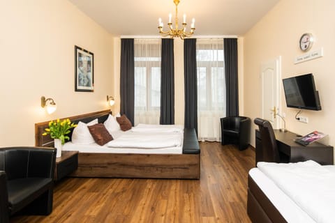 Bed, TV and multimedia, Living room, Photo of the whole room, Seating area, Bedroom, towels