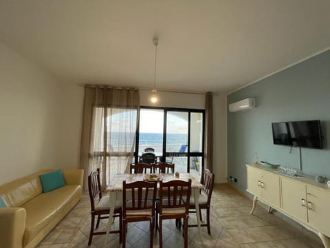 Communal lounge/ TV room, Natural landscape, Living room, Seating area, Dining area, Evening entertainment, Sea view