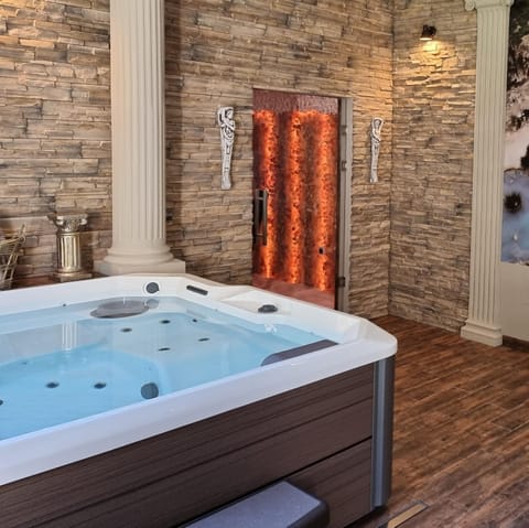 Hot Tub, Solarium, Steam room, Spa and wellness centre/facilities