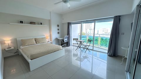 Bed, View (from property/room), Balcony/Terrace, Photo of the whole room, Seating area, Bedroom, internet, air conditioner