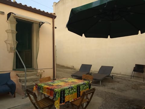 Dining area, Inner courtyard view, sunbed