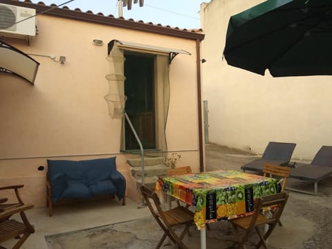 Dining area, Inner courtyard view, sunbed