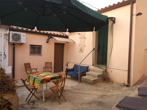 Dining area, Inner courtyard view