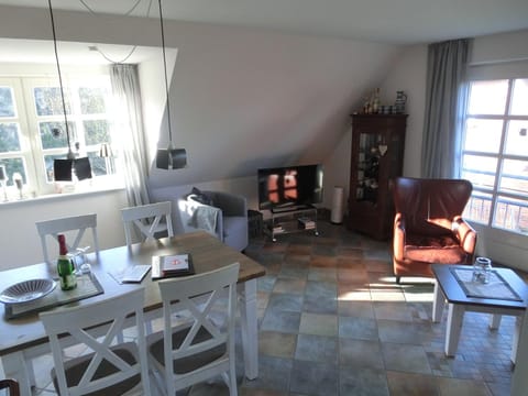 Photo of the whole room, Dining area