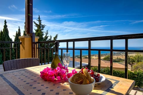 1 bedroom Apartment Pyrgos with beautiful sea and sunset views, Aphrodite Hills Resort Condominio in Kouklia