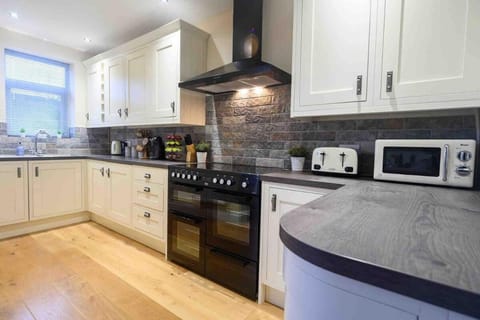 Beechwood House by Tŷ SA - ICC & Celtic Manor Bed and Breakfast in Newport