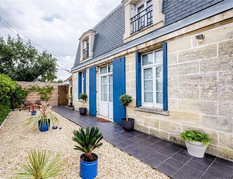 Property building, Facade/entrance, Garden