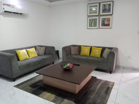 Day, Living room, Seating area