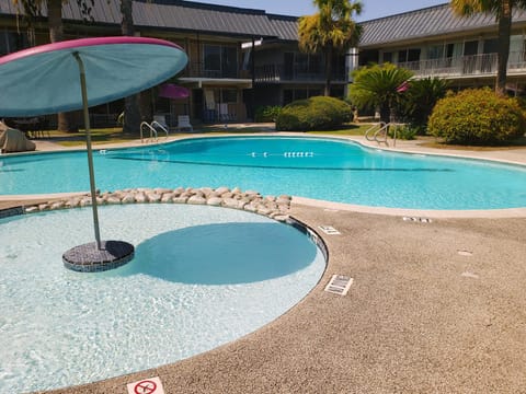 Property building, Day, Pool view, Swimming pool, sunbed