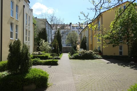 Property building, Day, Neighbourhood, Garden, Garden view