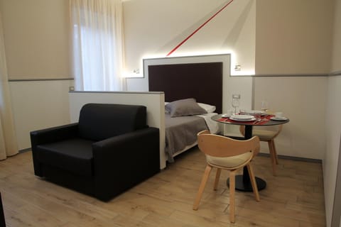 Photo of the whole room, Seating area