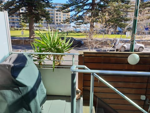 Glenelg Getaway 3 bedroom apartment when correct number of guests are booked Condo in Adelaide